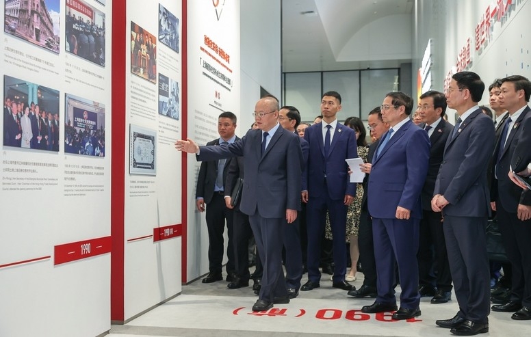government chief visits sse, explores shanghai s financial center model picture 2 government chief visits sse, explores shanghai s financial center model picture 2