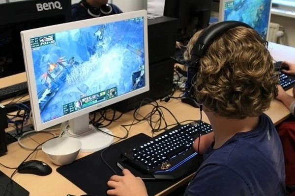 Bất lực với con trai 20 tuổi vẫn mê game, hút thuốc mà không chịu học hành