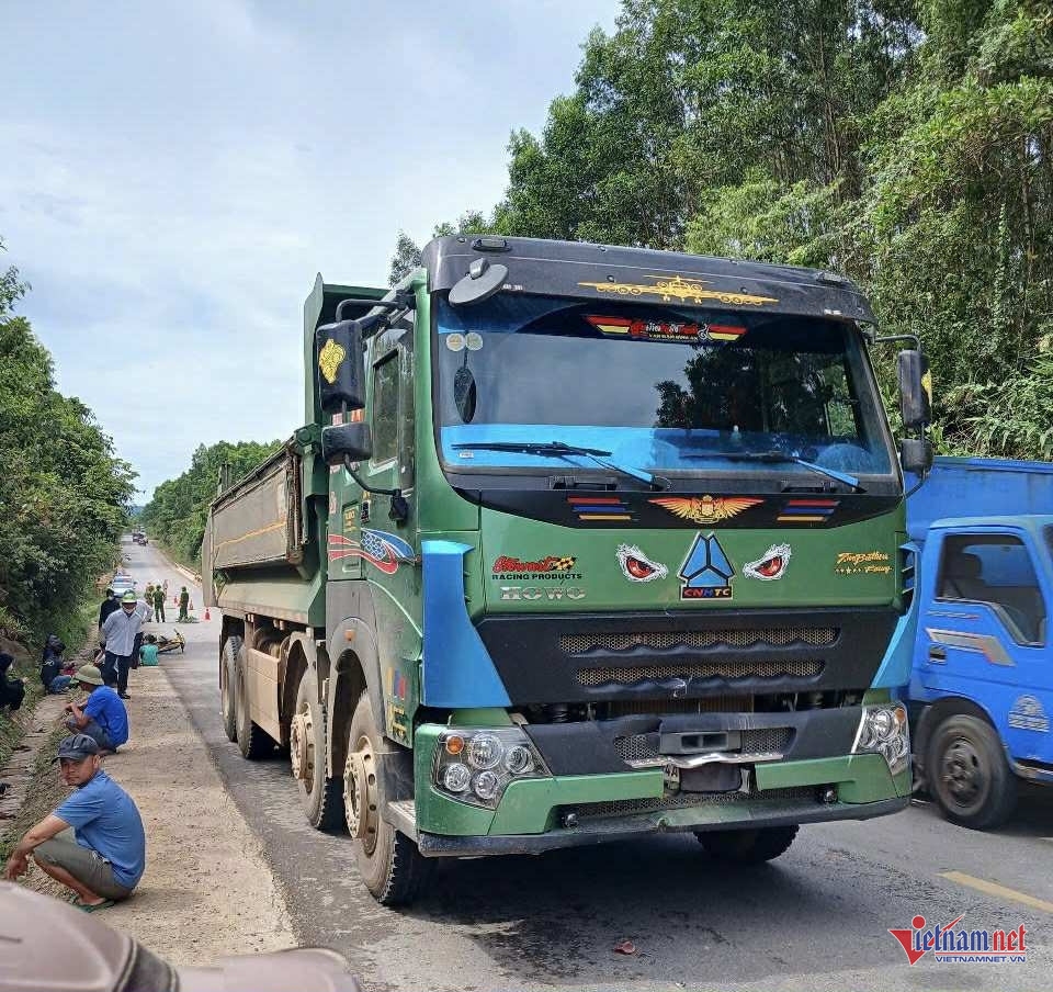 chị khóc ngất ôm thi thể em trai bị xe tải tông tử vong hình ảnh 1 chi khoc ngat om thi the em trai bi xe tai tong tu vong hinh anh 1