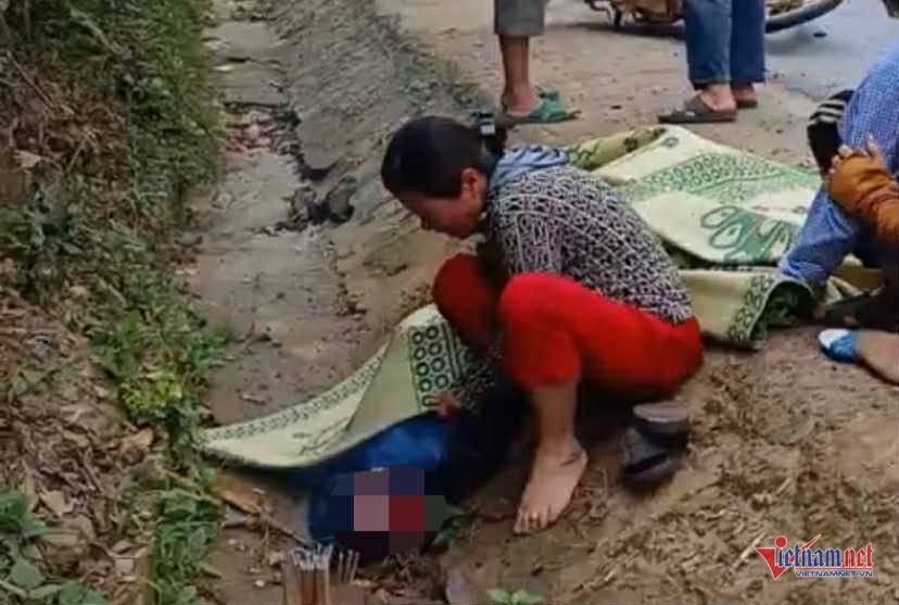 chị khóc ngất ôm thi thể em trai bị xe tải tông tử vong hình ảnh 2 chi khoc ngat om thi the em trai bi xe tai tong tu vong hinh anh 2