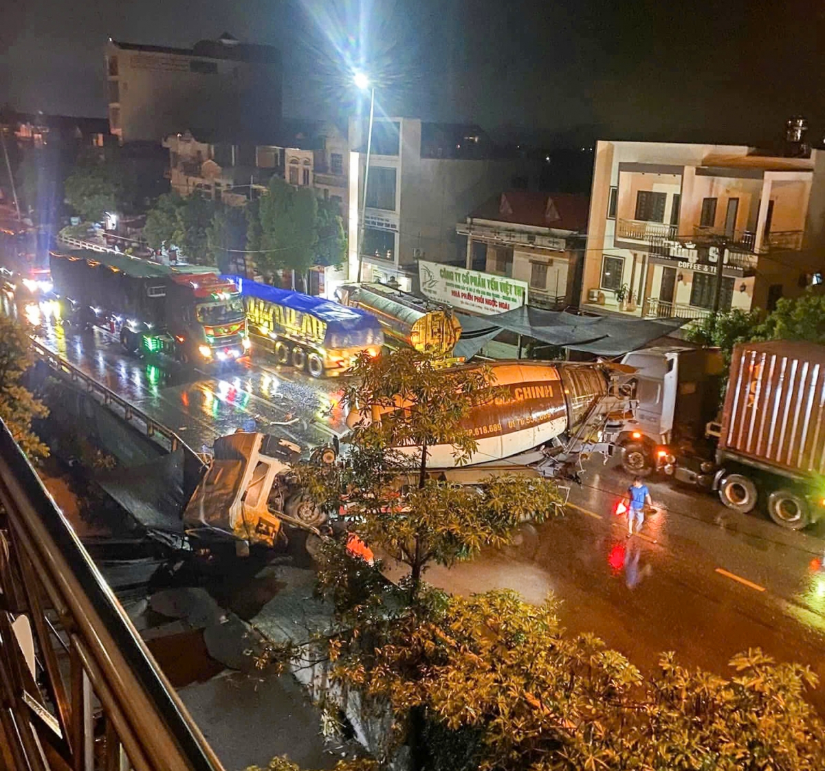 va chạm 2 xe bồn ở bắc ninh, giao thông trên quốc lộ 18 ùn tắc cục bộ hình ảnh 1 va cham 2 xe bon o bac ninh, giao thong tren quoc lo 18 un tac cuc bo hinh anh 1