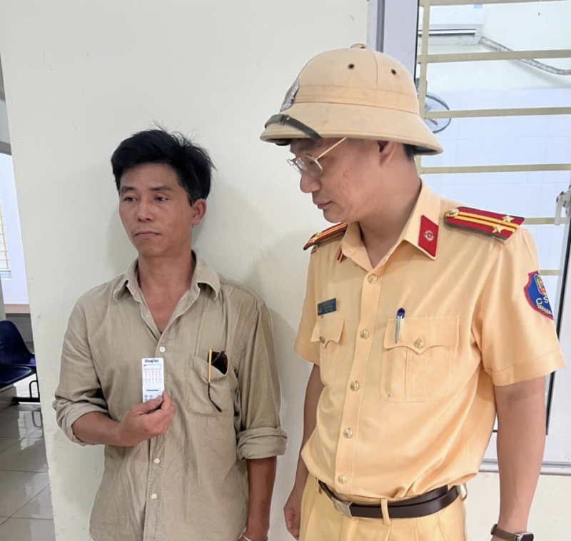tài xế ô tô phê ma túy, chở theo con gái rồi gây tai nạn hình ảnh 2 tai xe o to phe ma tuy, cho theo con gai roi gay tai nan hinh anh 2