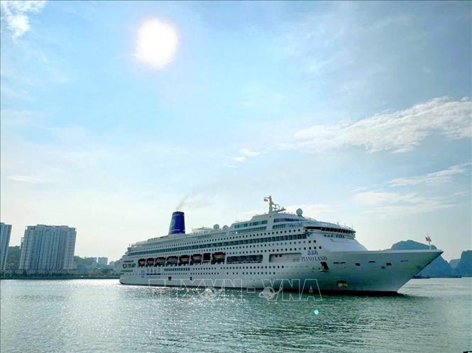chinese cruise ship brings 1,000 tourists to ha long city picture 1 chinese cruise ship brings 1,000 tourists to ha long city picture 1