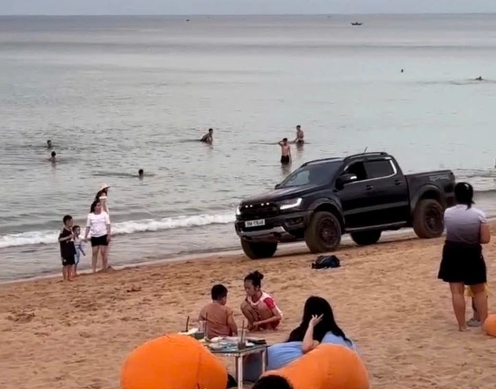 khởi tố tài xế phóng xe bán tải ở bãi biển tuy hòa hình ảnh 2 khoi to tai xe phong xe ban tai o bai bien tuy hoa hinh anh 2
