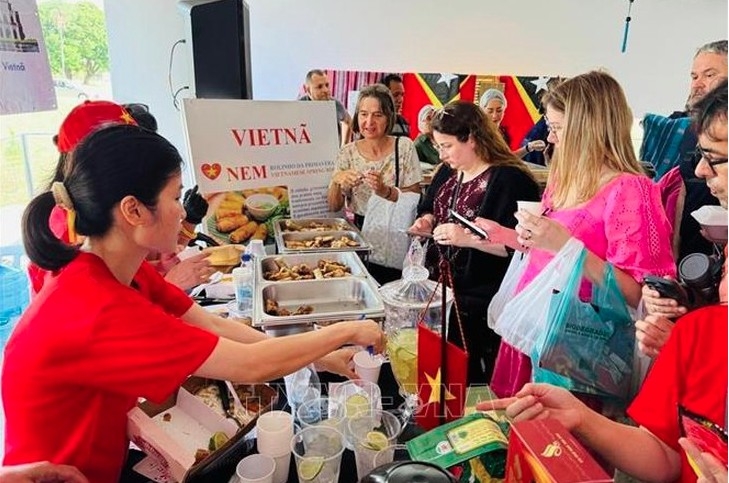embassy brings taste of vietnam to international fair in brasilia picture 1 embassy brings taste of vietnam to international fair in brasilia picture 1
