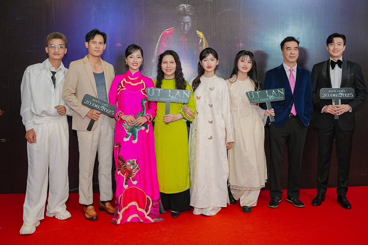 bo me mac van khoa tu que len ha noi xem phim ung ho con trai lan dau vao vai ac hinh anh 1 bo me mac van khoa tu que len ha noi xem phim ung ho con trai lan dau vao vai ac hinh anh 1