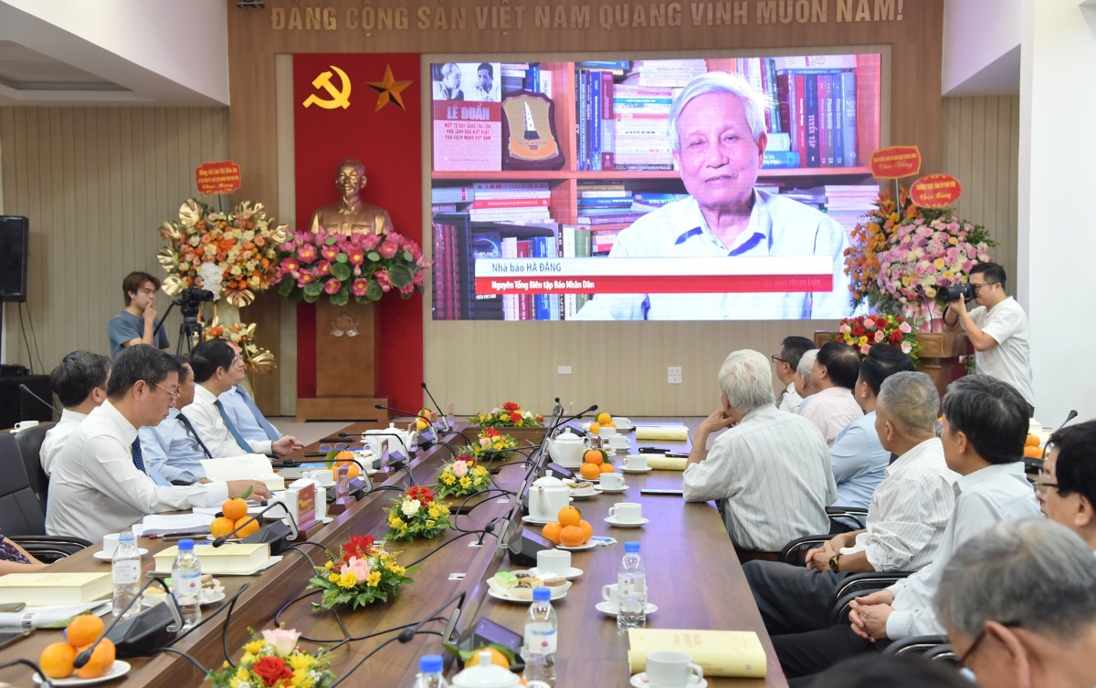 nhà báo hà Đăng ra mắt sách tinh hoa cách mạng việt nam ở tuổi 96 hình ảnh 1 nha bao ha Dang ra mat sach tinh hoa cach mang viet nam o tuoi 96 hinh anh 1