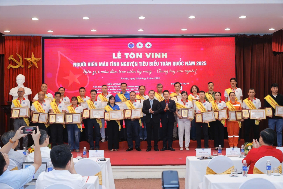 tôn vinh 100 gương mặt hiến máu tiêu biểu toàn quốc 2025 hình ảnh 1 ton vinh 100 guong mat hien mau tieu bieu toan quoc 2025 hinh anh 1
