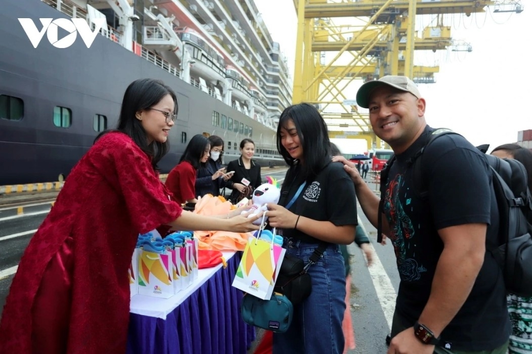foreign arrivals to da nang hit 2.2 million in five months picture 1