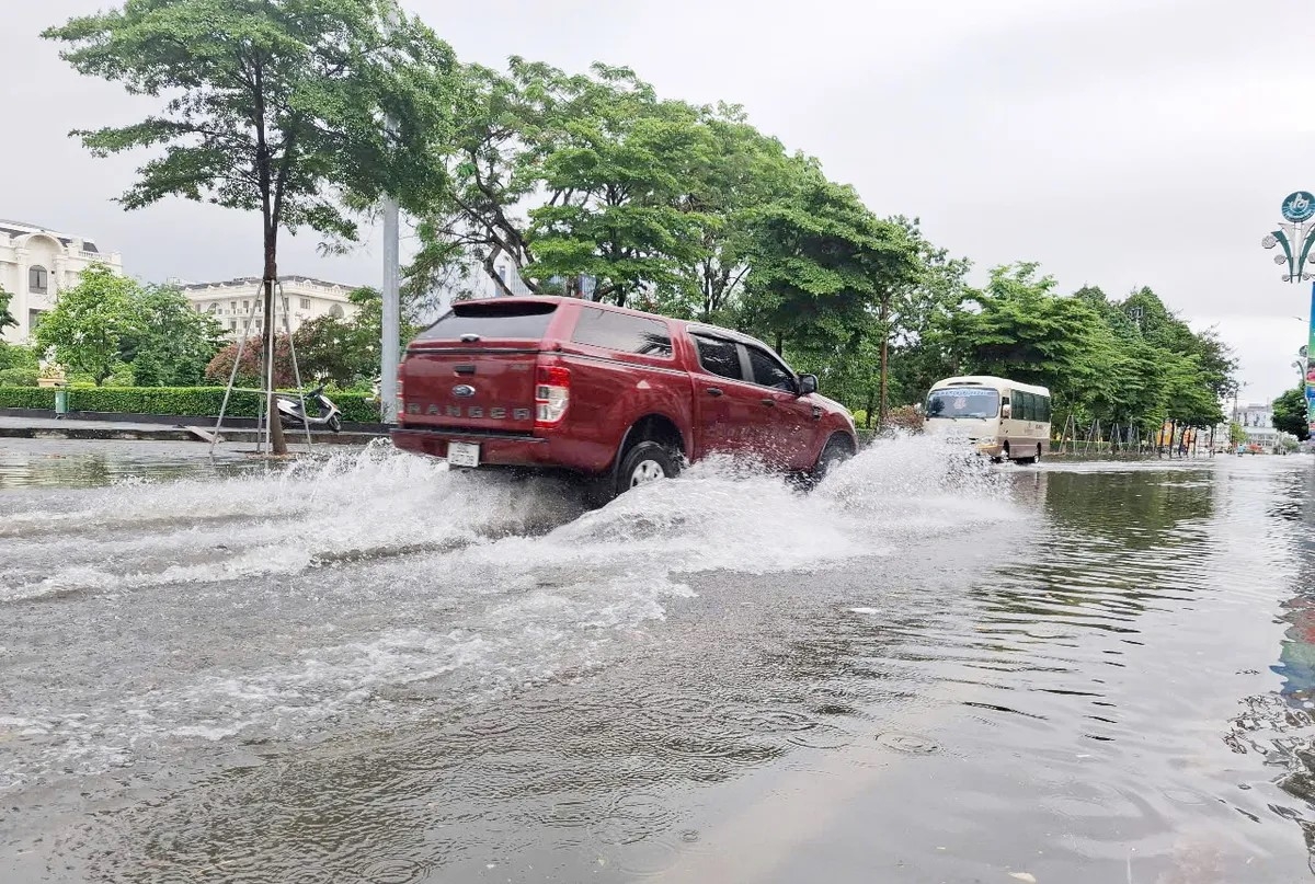 nhiều con đường ở thành phố bắc giang chìm trong biển nước hình ảnh 2 nhieu con duong o thanh pho bac giang chim trong bien nuoc hinh anh 2