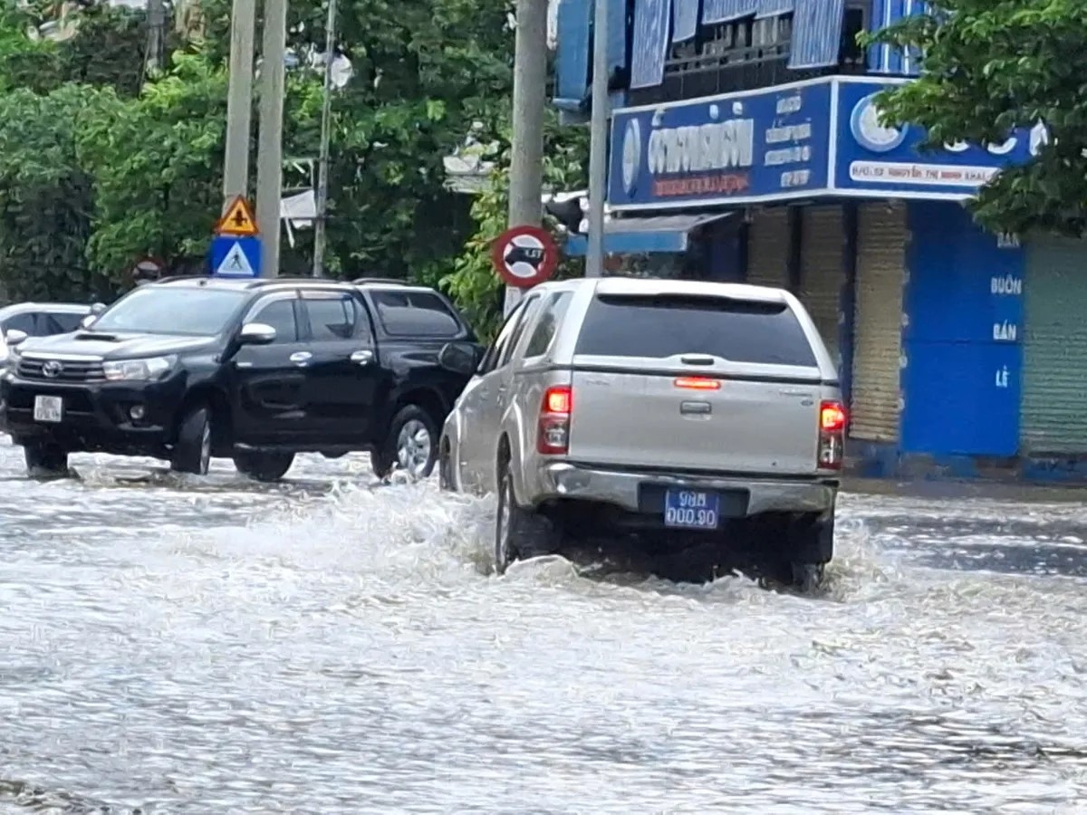 nhiều con đường ở thành phố bắc giang chìm trong biển nước hình ảnh 8 nhieu con duong o thanh pho bac giang chim trong bien nuoc hinh anh 8