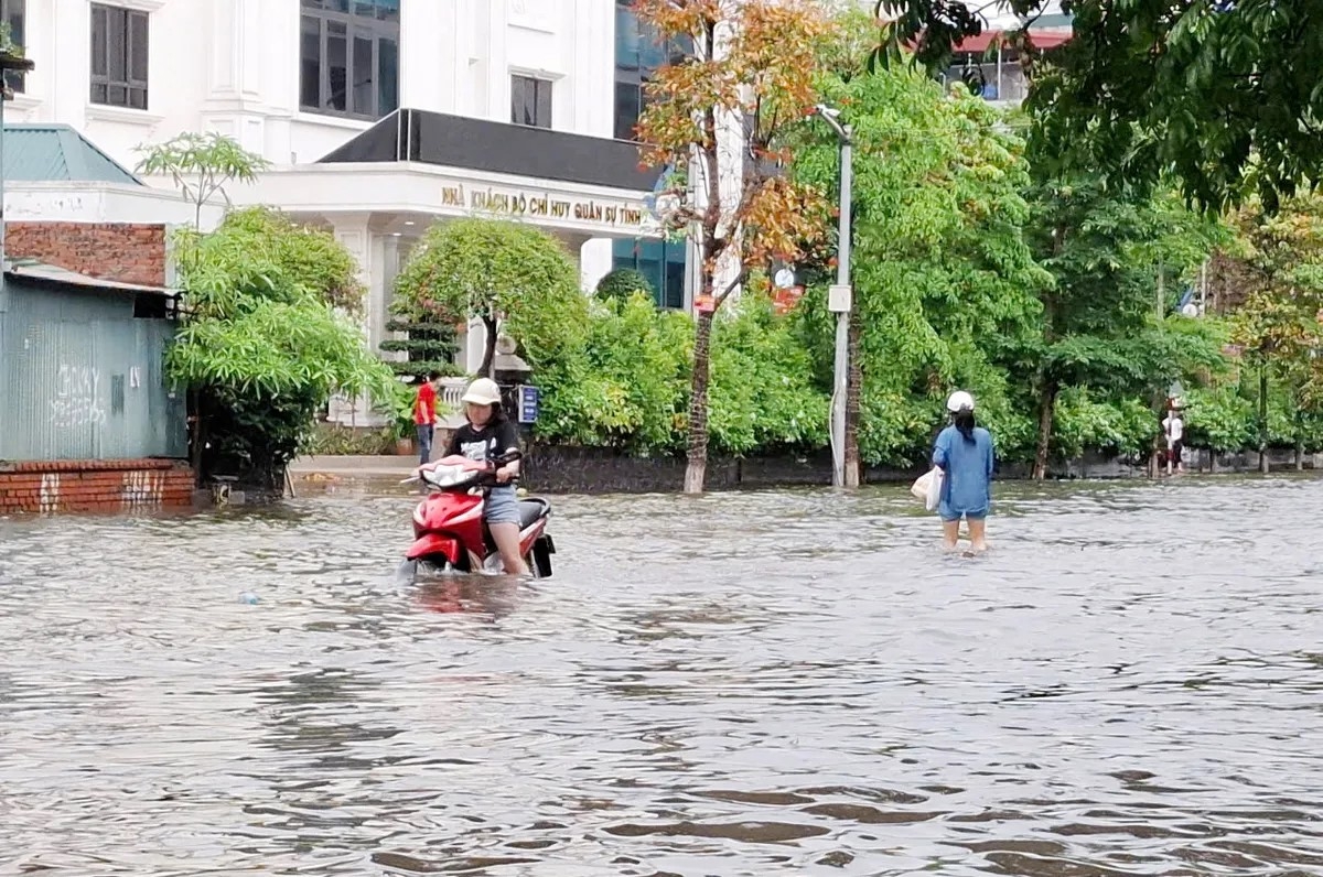 nhiều con đường ở thành phố bắc giang chìm trong biển nước hình ảnh 4 nhieu con duong o thanh pho bac giang chim trong bien nuoc hinh anh 4