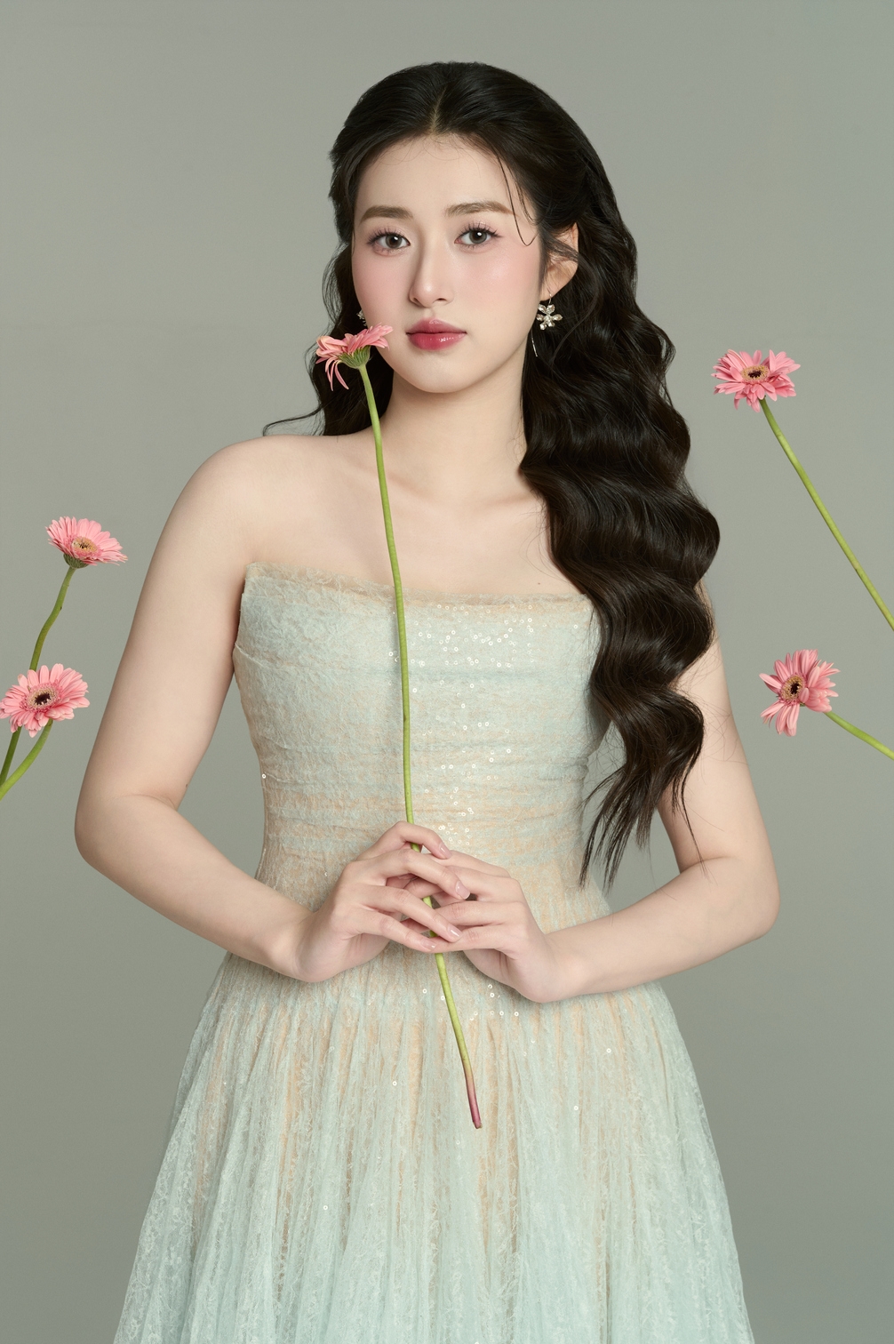 hoa khoi tram anh dat muc tieu tien xa o miss earth vietnam 2025 hinh anh 1
