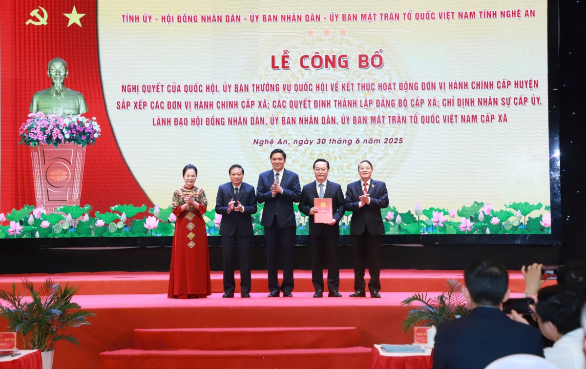 Công bố tổ chức bộ máy, nhân sự 130 xã, phường ở Nghệ An