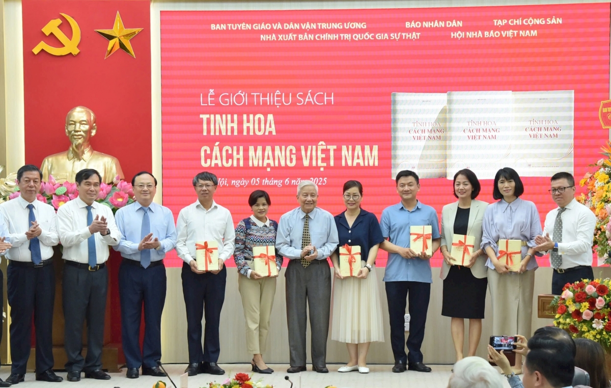 nhà báo hà Đăng ra mắt sách tinh hoa cách mạng việt nam ở tuổi 96 hình ảnh 4 nha bao ha Dang ra mat sach tinh hoa cach mang viet nam o tuoi 96 hinh anh 4