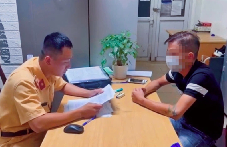 tước gplx tài xế xe khách vượt chắn tàu, gây hỏng cần barie hình ảnh 1 tuoc gplx tai xe xe khach vuot chan tau, gay hong can barie hinh anh 1