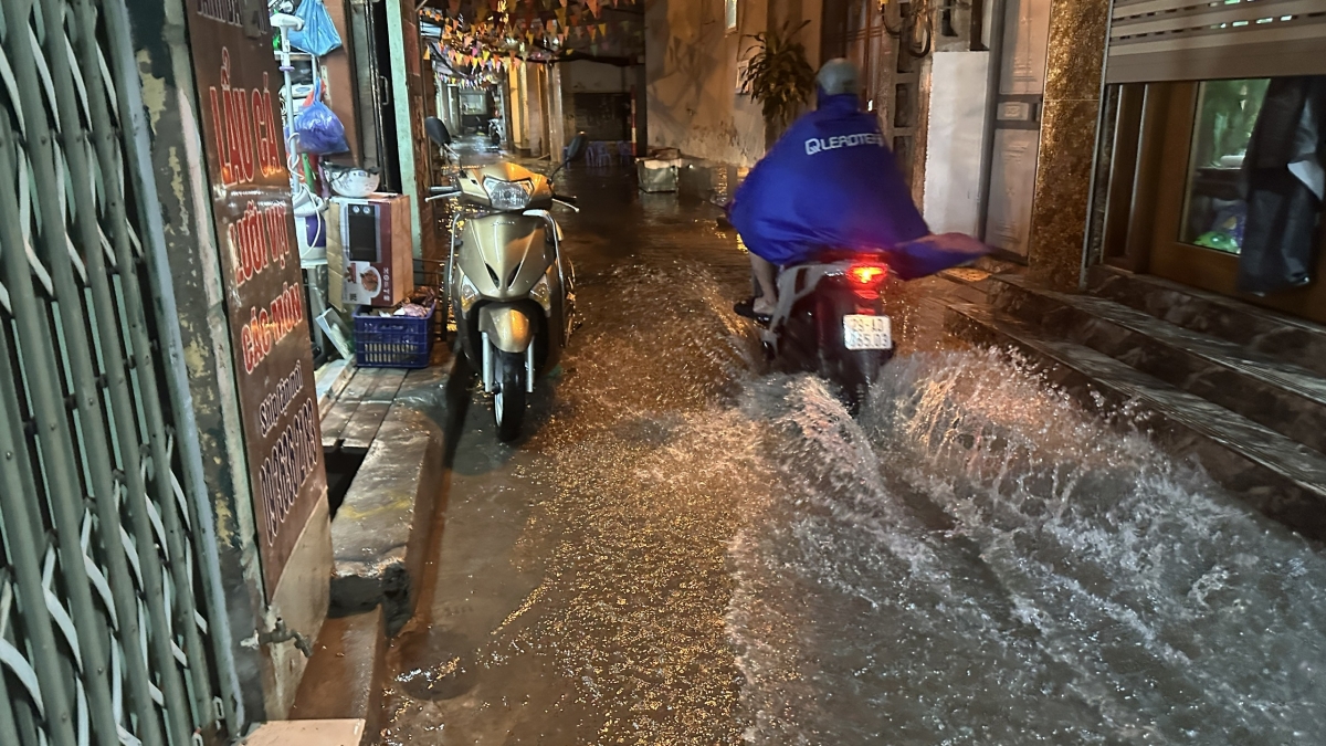 hà nội mưa lớn, ác mộng của người dân khi ngập tràn nước cống đen kịt ô nhiễm hình ảnh 1 ha noi mua lon, ac mong cua nguoi dan khi ngap tran nuoc cong den kit o nhiem hinh anh 1