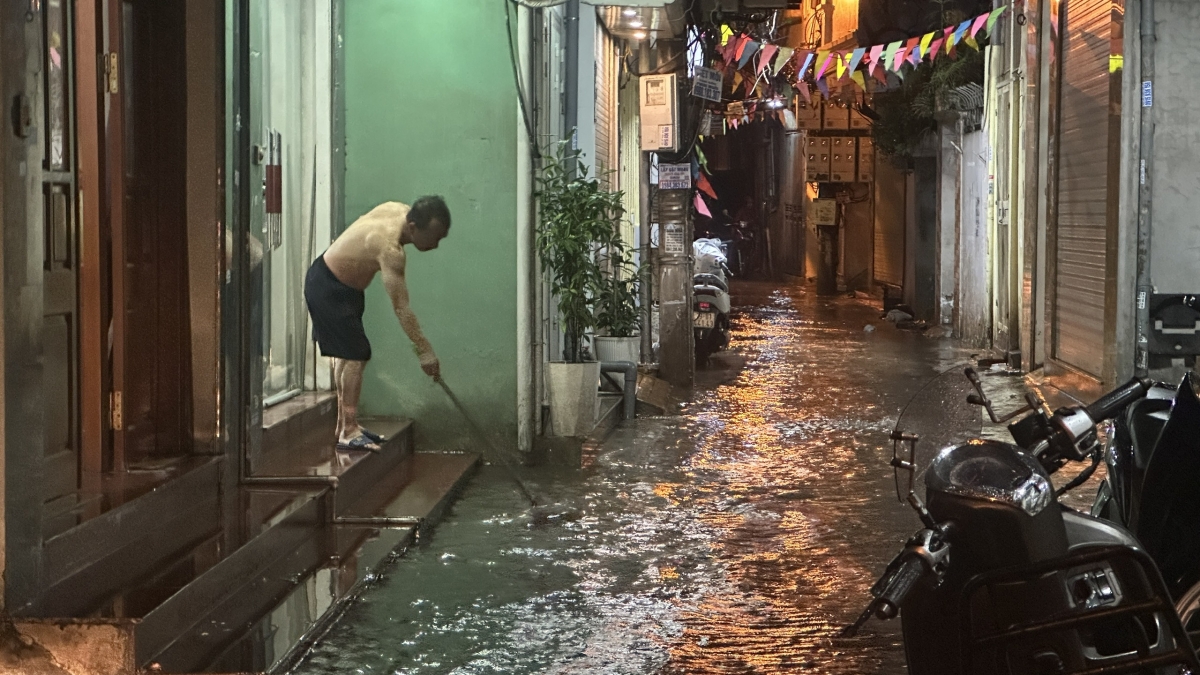 hà nội mưa lớn, ác mộng của người dân khi ngập tràn nước cống đen kịt ô nhiễm hình ảnh 4 ha noi mua lon, ac mong cua nguoi dan khi ngap tran nuoc cong den kit o nhiem hinh anh 4