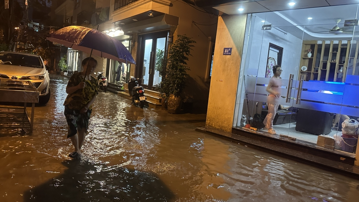 hà nội mưa lớn, ác mộng của người dân khi ngập tràn nước cống đen kịt ô nhiễm hình ảnh 7 ha noi mua lon, ac mong cua nguoi dan khi ngap tran nuoc cong den kit o nhiem hinh anh 7