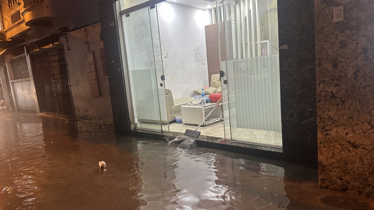 hà nội mưa lớn, ác mộng của người dân khi ngập tràn nước cống đen kịt ô nhiễm hình ảnh 5 ha noi mua lon, ac mong cua nguoi dan khi ngap tran nuoc cong den kit o nhiem hinh anh 5
