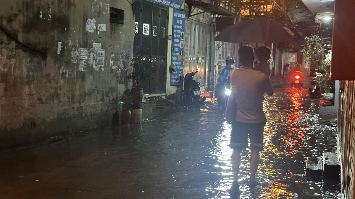hà nội mưa lớn, ác mộng của người dân khi ngập tràn nước cống đen kịt ô nhiễm hình ảnh 10 ha noi mua lon, ac mong cua nguoi dan khi ngap tran nuoc cong den kit o nhiem hinh anh 10