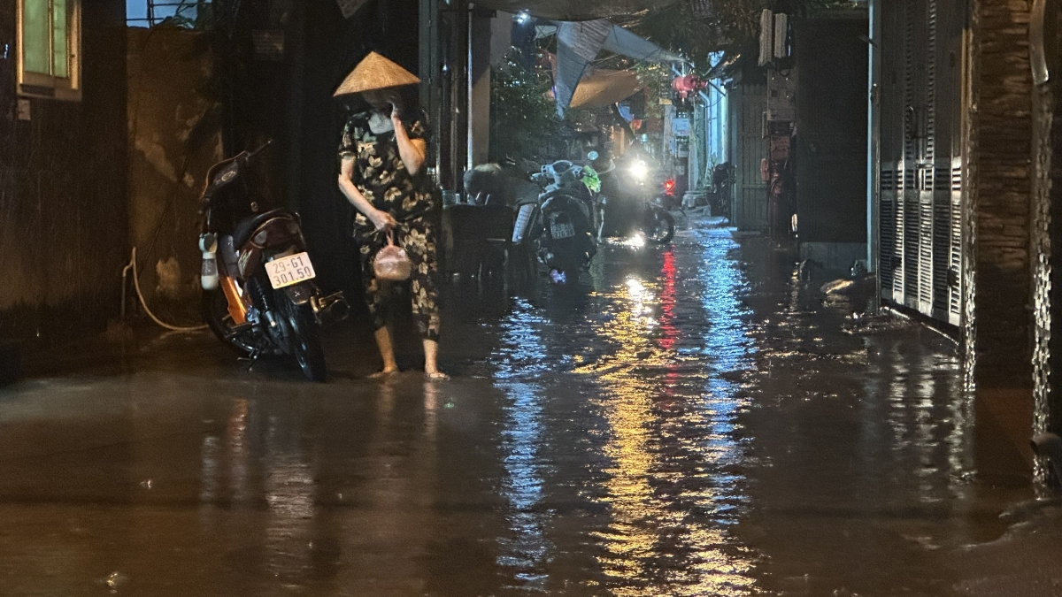 hà nội mưa lớn, ác mộng của người dân khi ngập tràn nước cống đen kịt ô nhiễm hình ảnh 9 ha noi mua lon, ac mong cua nguoi dan khi ngap tran nuoc cong den kit o nhiem hinh anh 9