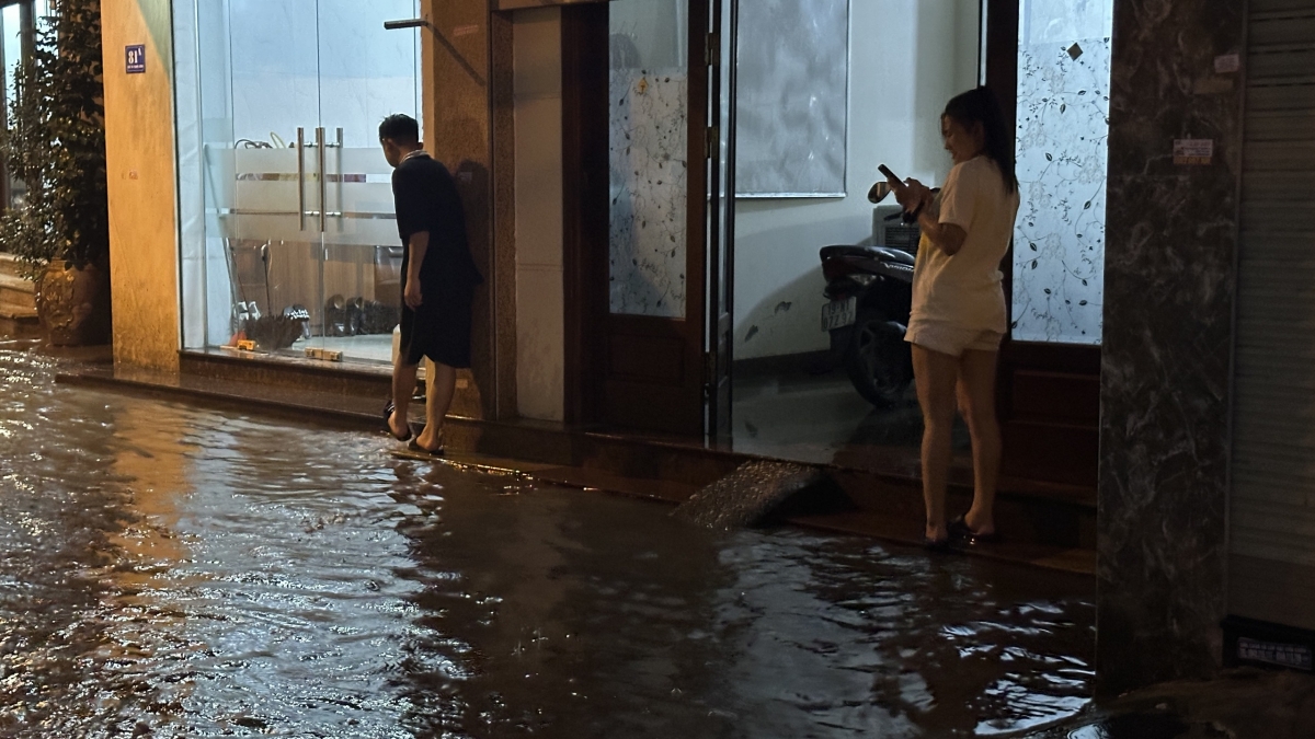 hà nội mưa lớn, ác mộng của người dân khi ngập tràn nước cống đen kịt ô nhiễm hình ảnh 3 ha noi mua lon, ac mong cua nguoi dan khi ngap tran nuoc cong den kit o nhiem hinh anh 3