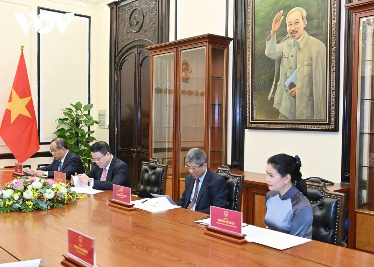 president luong cuong holds phone talks with rok counterpart picture 3