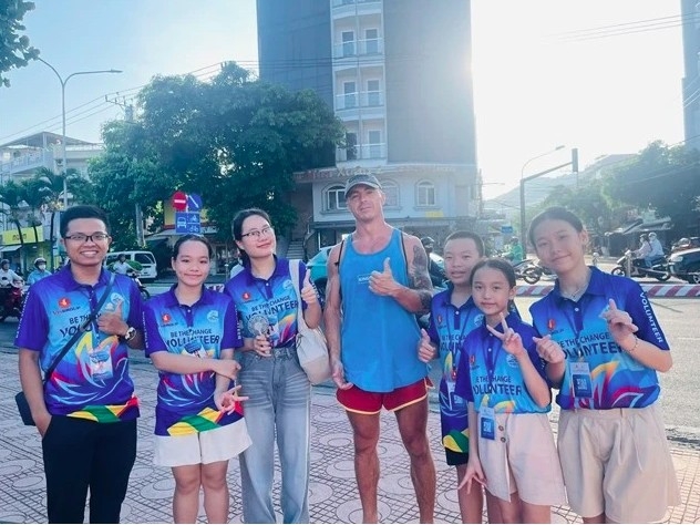 young volunteers guide tourists in nha trang picture 1 young volunteers guide tourists in nha trang picture 1