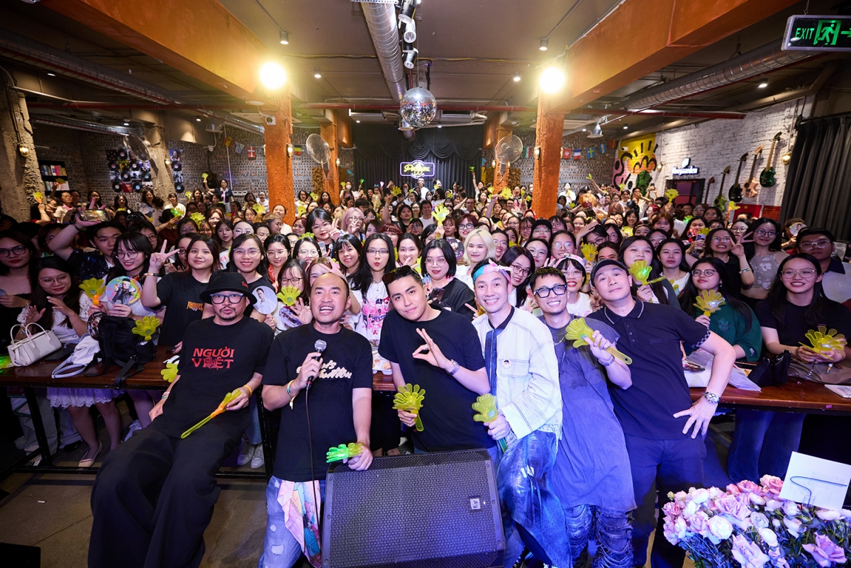 tung tu nhan chi co vai fan, tien Dat bat ngo khi duoc 300 nguoi vay kin hinh anh 5