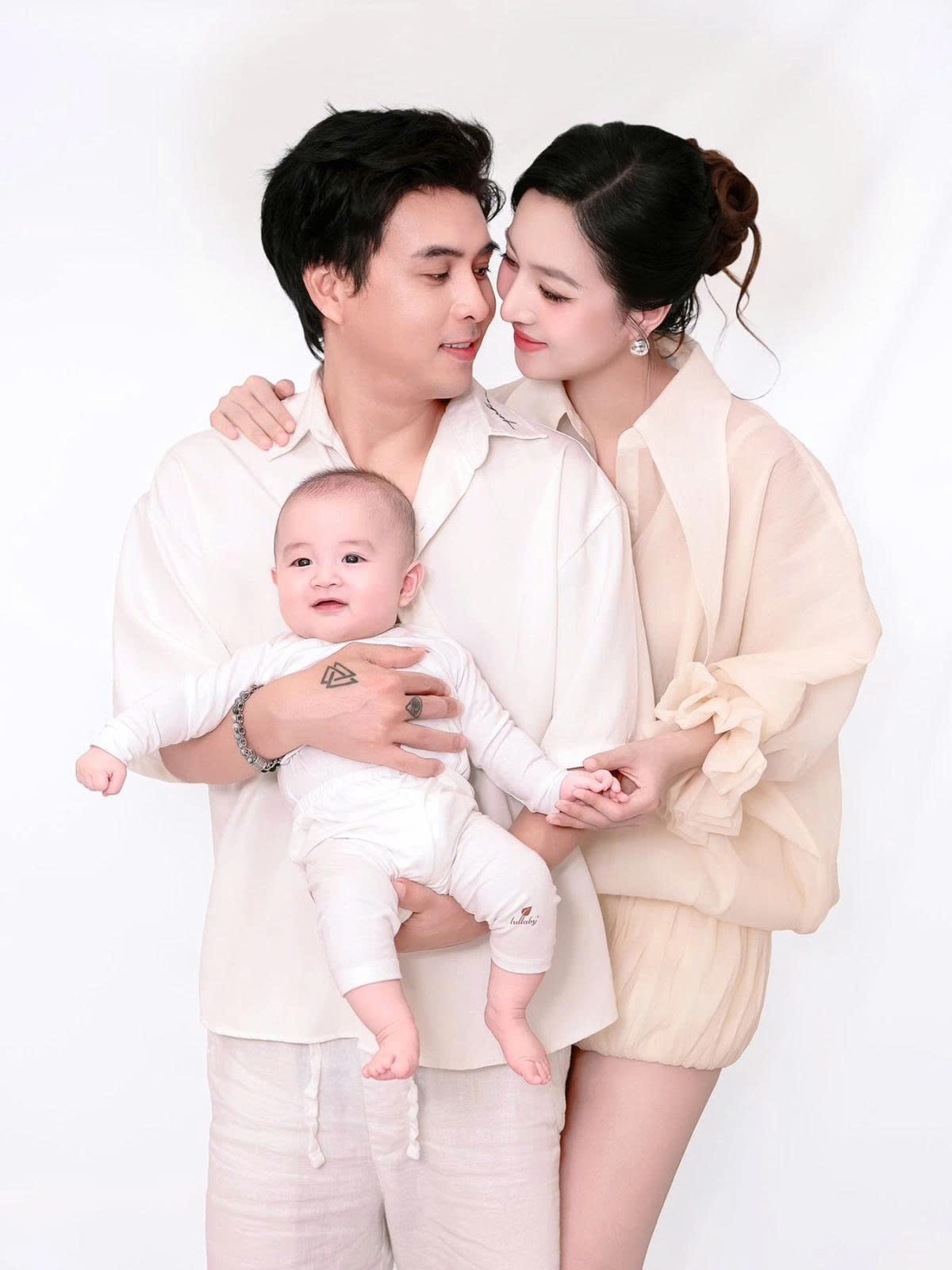 sao việt 8 6 hoa hậu khánh vân và ông xã nắm tay dạo phố hà nội hình ảnh 7 sao viet 8 6 hoa hau khanh van va ong xa nam tay dao pho ha noi hinh anh 7