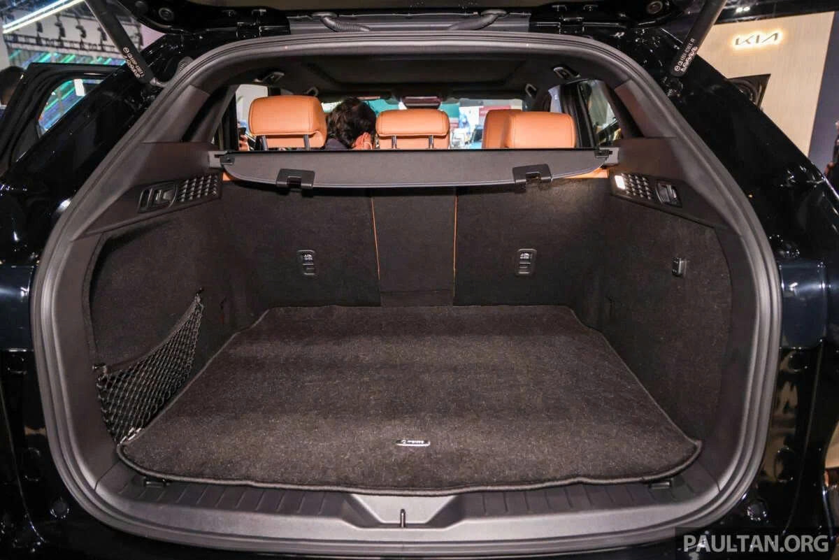 Hình ảnh Mazda CX-60 được trưng bày tại Triển lãm ô tô quốc tế Kuala Lumpur (KLIMS) năm 2024.