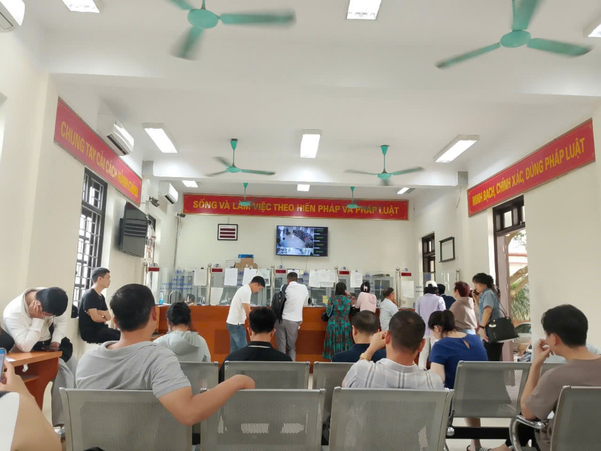 Hưng Yên: Người dân đổ xô đi làm giấy tờ đất đai trước khi sáp nhập