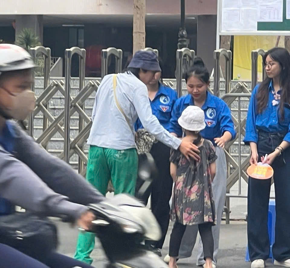 Anh trai đưa em gái nhỏ đến điểm thi: Hành trình thi chuyên lay động lòng người