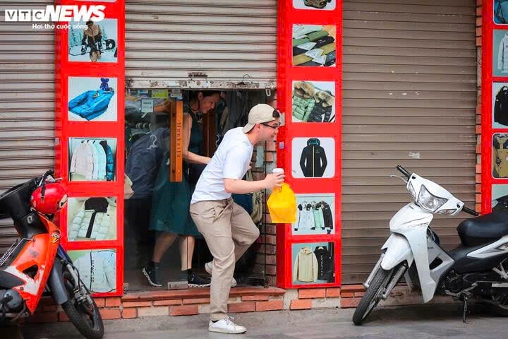 kỳ lạ cảnh mua bán vụng trộm, luồn cúi, thấp thỏm canh chừng trên phố cổ hà nội hình ảnh 6 ky la canh mua ban vung trom, luon cui, thap thom canh chung tren pho co ha noi hinh anh 6