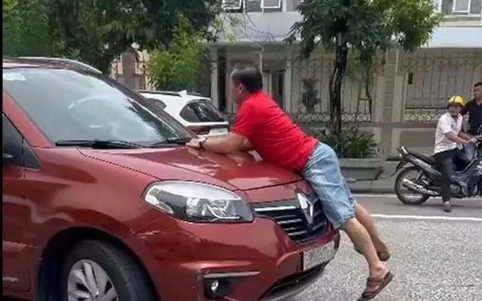 Bản tin tổng hợp: Người đàn ông bám nắp capo ô tô khi xe đang chạy