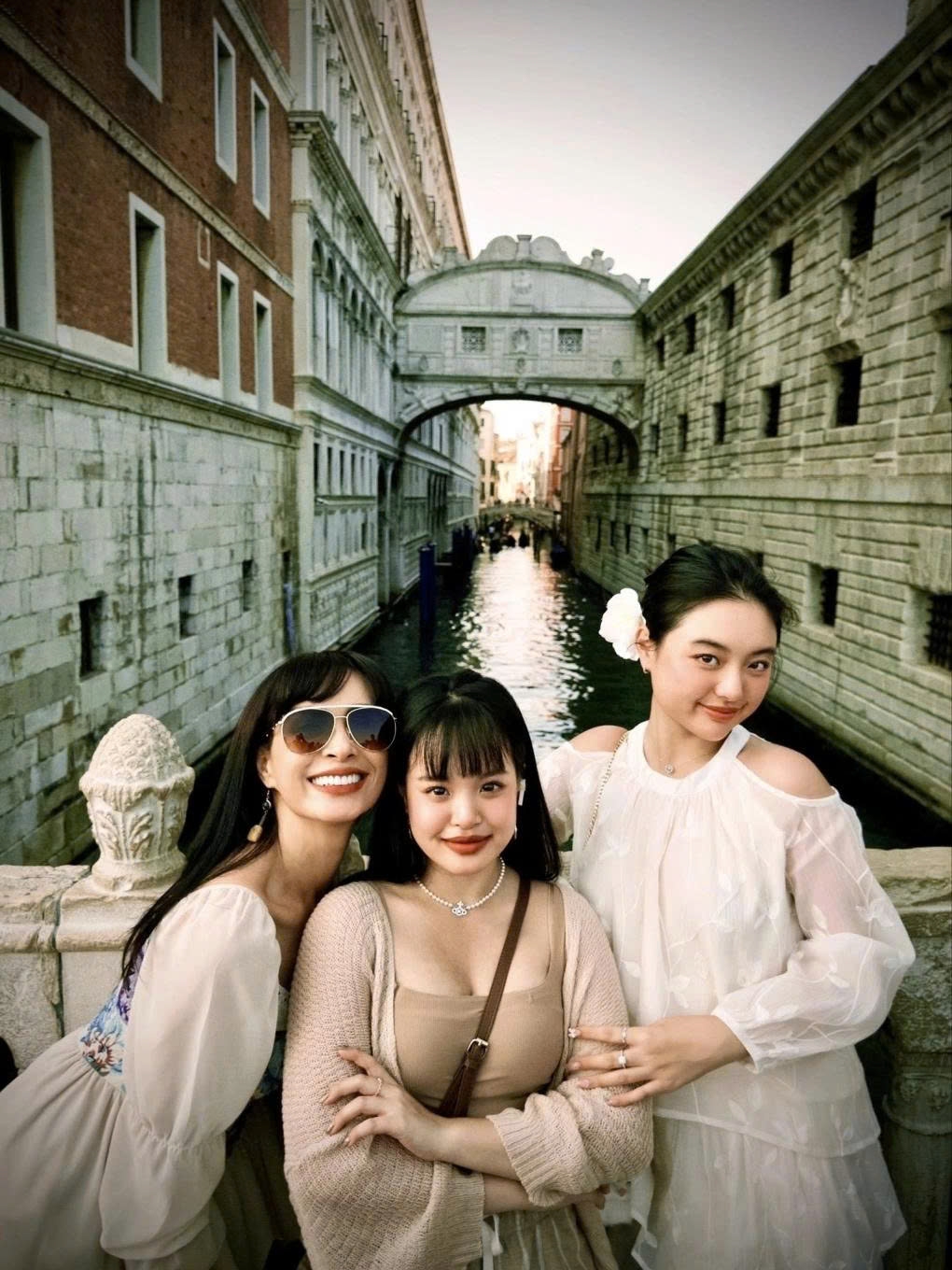 sao việt 18 6 gia đình lên tiếng về sức khỏe của hoài linh hình ảnh 2 sao viet 18 6 gia dinh len tieng ve suc khoe cua hoai linh hinh anh 2