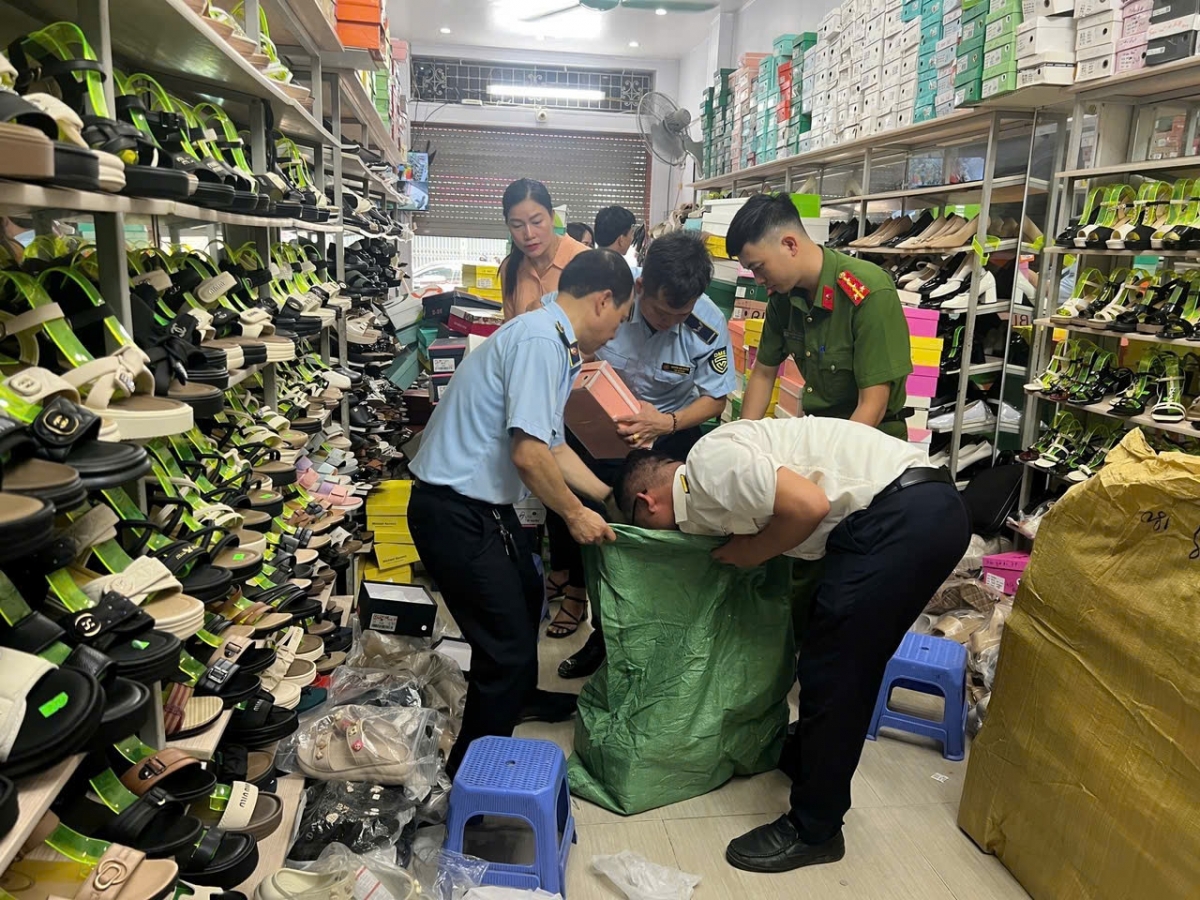 nam Định đẩy mạnh cao điểm xử lý buôn lậu, gian lận thương mại và hàng giả hình ảnh 1 nam Dinh day manh cao diem xu ly buon lau, gian lan thuong mai va hang gia hinh anh 1