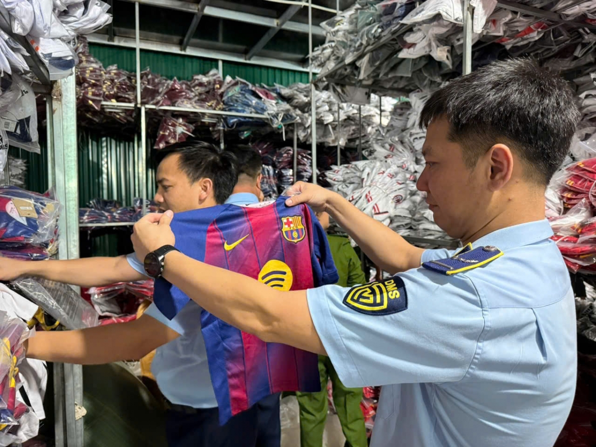 Khởi tố đối tượng buôn bán áo giả thương hiệu Nike, Puma, Adidas trị giá hơn 6,6 tỷ đồng