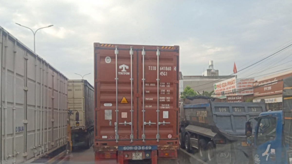 Ùn tắc nghiêm trọng trên quốc lộ 51 qua Đồng nai do thu hẹp làn cao tốc hình ảnh 1 Un tac nghiem trong tren quoc lo 51 qua Dong nai do thu hep lan cao toc hinh anh 1