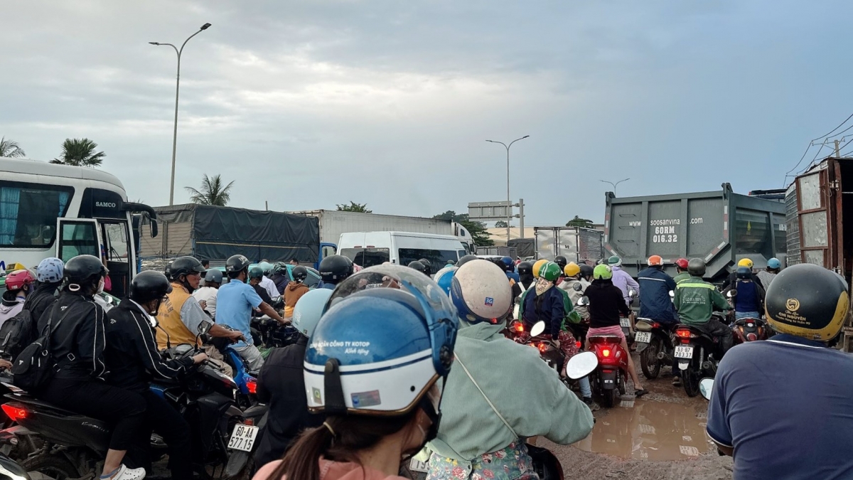 Ùn tắc nghiêm trọng trên quốc lộ 51 qua Đồng nai do thu hẹp làn cao tốc hình ảnh 2 Un tac nghiem trong tren quoc lo 51 qua Dong nai do thu hep lan cao toc hinh anh 2