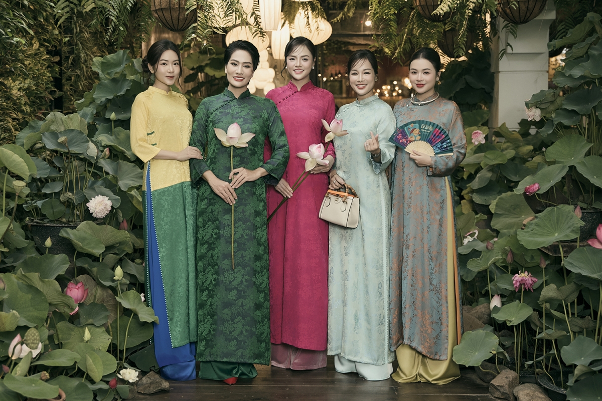 thu quynh thanh huong nen na trong ao dai lua gam hinh anh 8