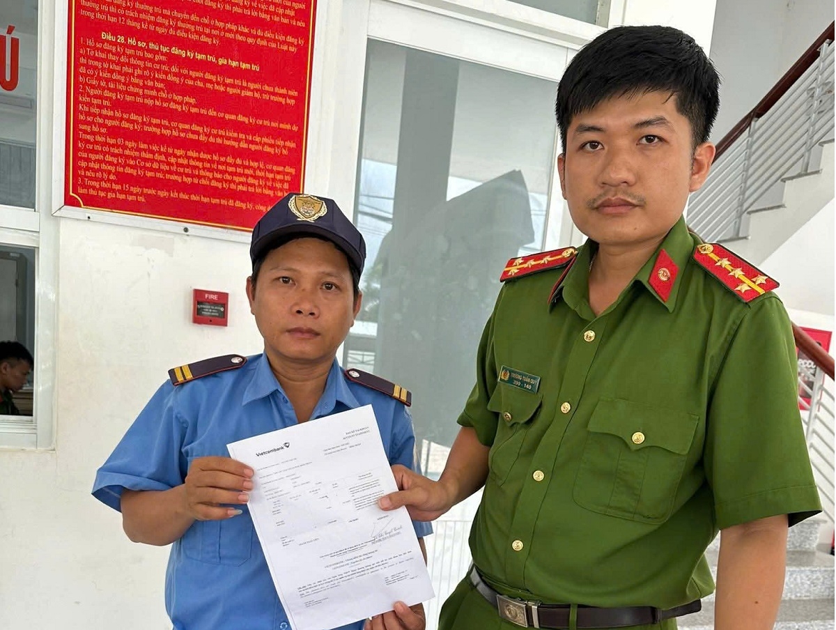 nhân viên bảo vệ trả lại 170 triệu đồng cho người chuyển nhầm hình ảnh 1 nhan vien bao ve tra lai 170 trieu dong cho nguoi chuyen nham hinh anh 1
