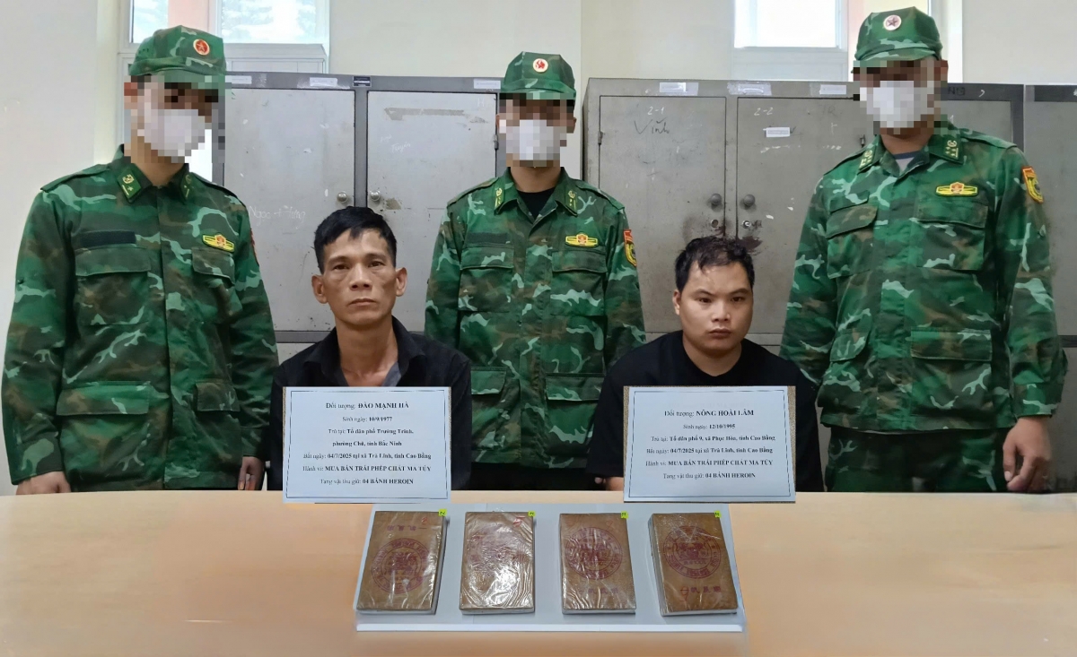 Bắt quả tang đối tượng vận chuyển 4 bánh heroin