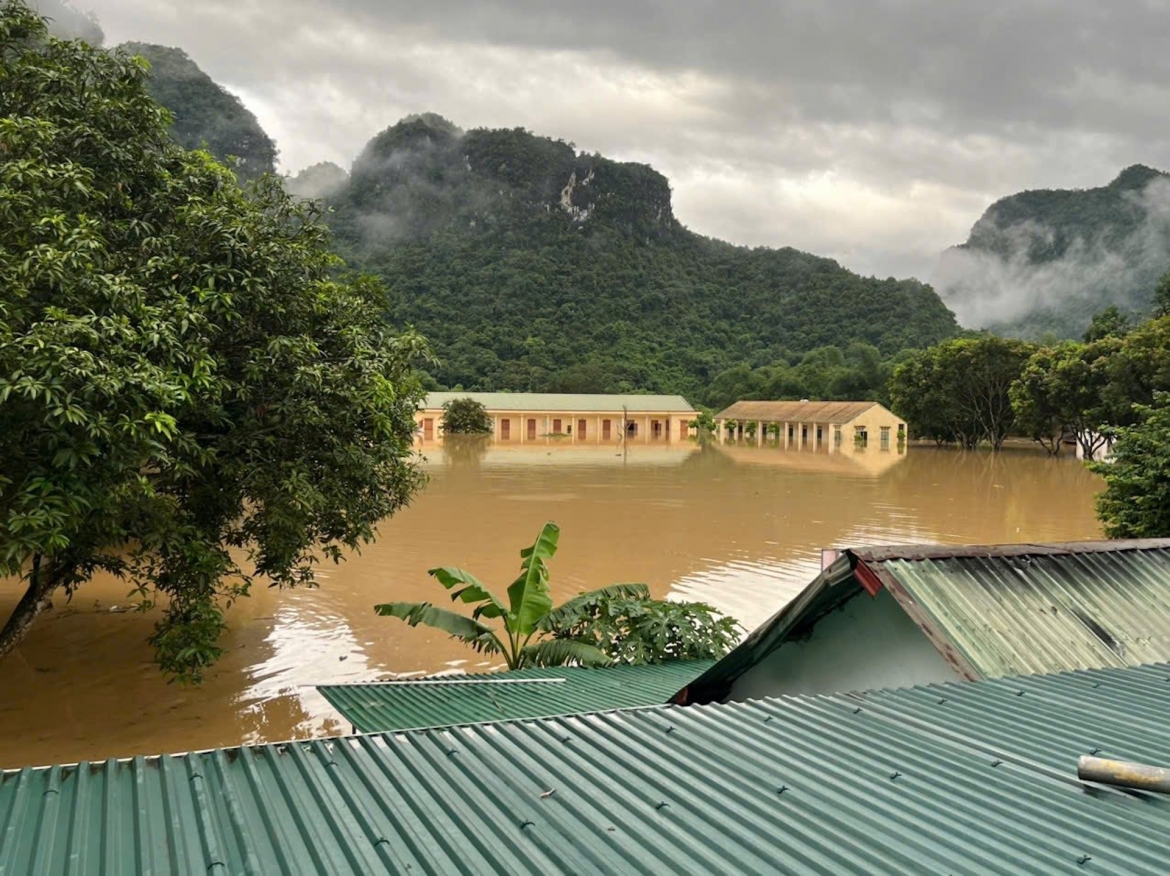 nuoc len nhanh, dan mien nui nghe an hoi ha chay lu trong dem hinh anh 10