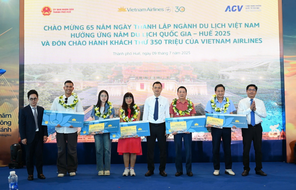 chuyen bay den hue cua vietnam airlines don hanh khach thu 350 trieu hinh anh 8