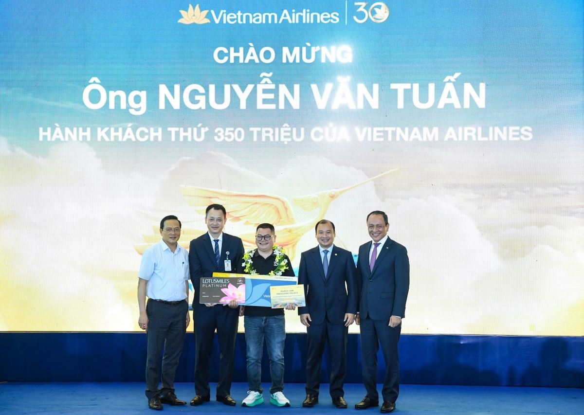 chuyen bay den hue cua vietnam airlines don hanh khach thu 350 trieu hinh anh 7