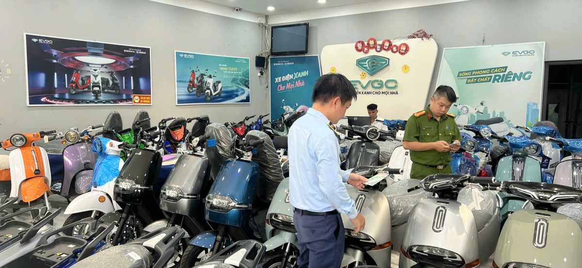 chuyen vu kinh doanh xe may dien gia nhan hieu cho cong an ha noi dieu tra hinh anh 1