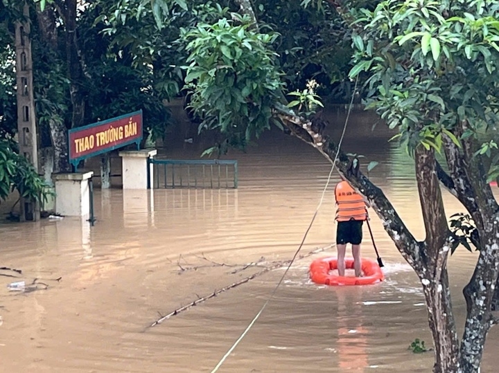 nuoc len nhanh, dan mien nui nghe an hoi ha chay lu trong dem hinh anh 12
