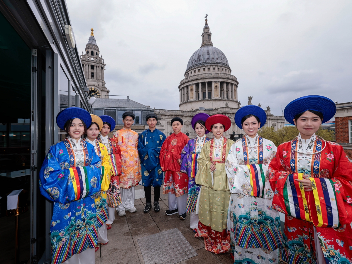 việt phục thướt tha trên phố london khoảnh khắc đẹp và đầy tự hào hình ảnh 10 viet phuc thuot tha tren pho london khoanh khac dep va day tu hao hinh anh 10